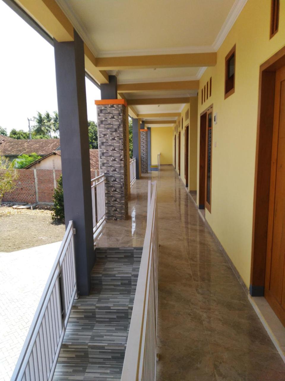 R3 Brawijaya Homestay Banyuwangi  Buitenkant foto