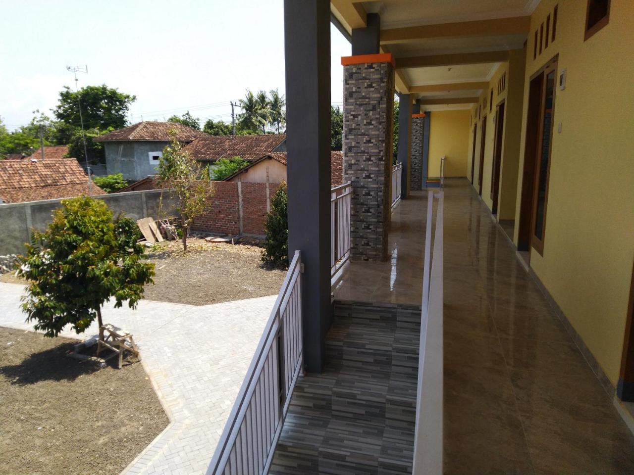 R3 Brawijaya Homestay Banyuwangi  Buitenkant foto