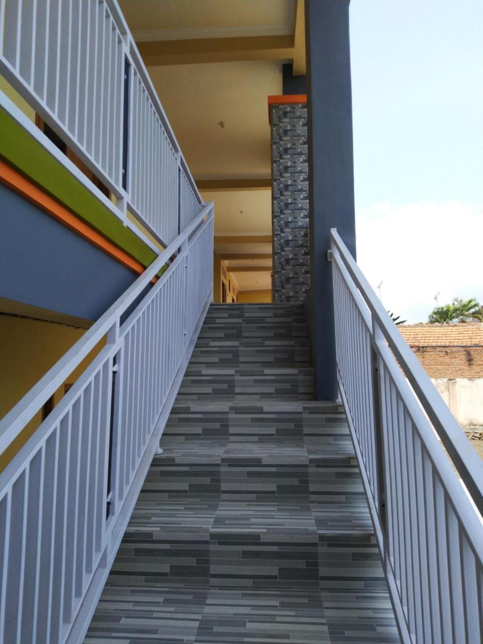 R3 Brawijaya Homestay Banyuwangi  Buitenkant foto