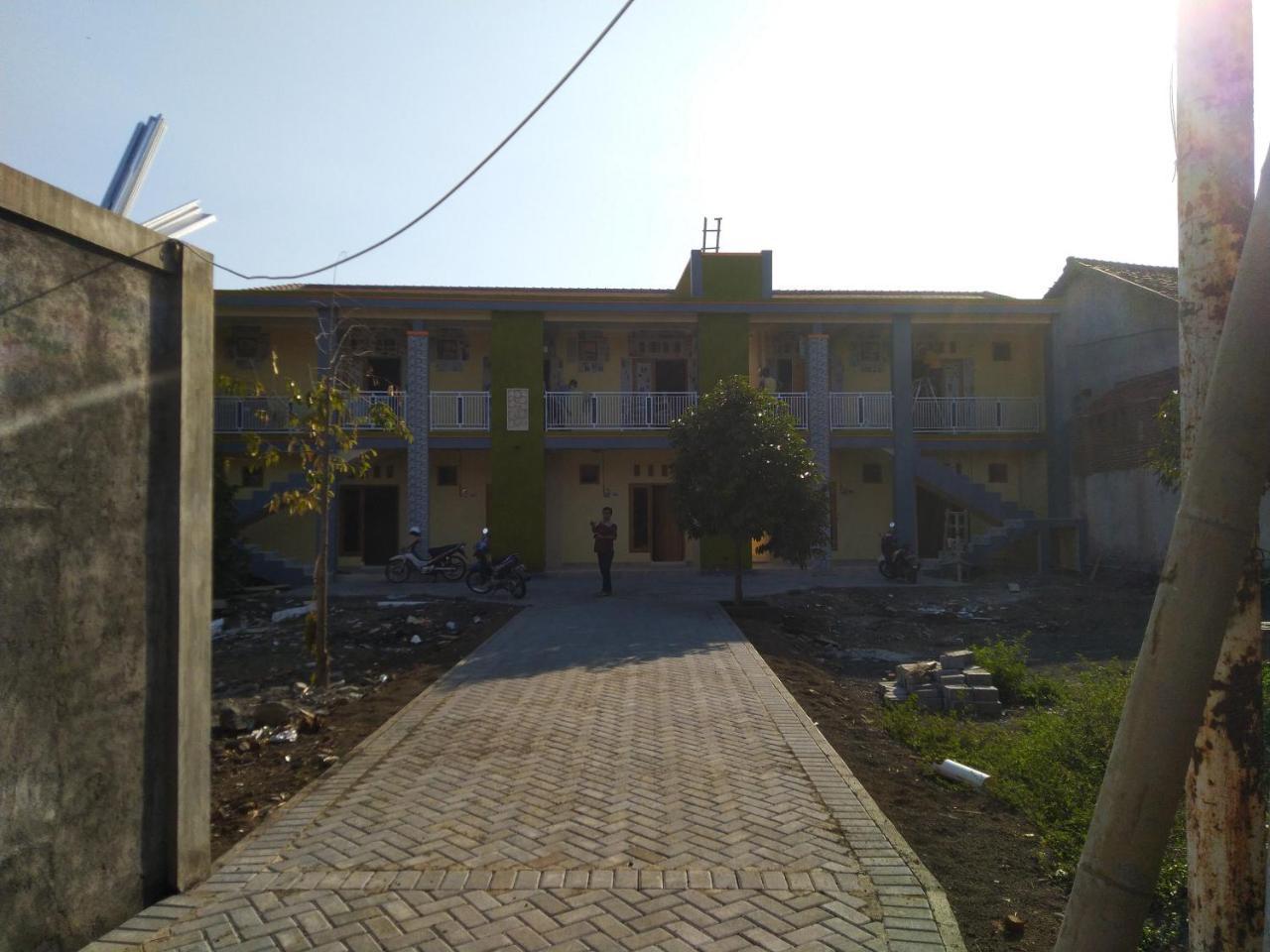 R3 Brawijaya Homestay Banyuwangi  Buitenkant foto