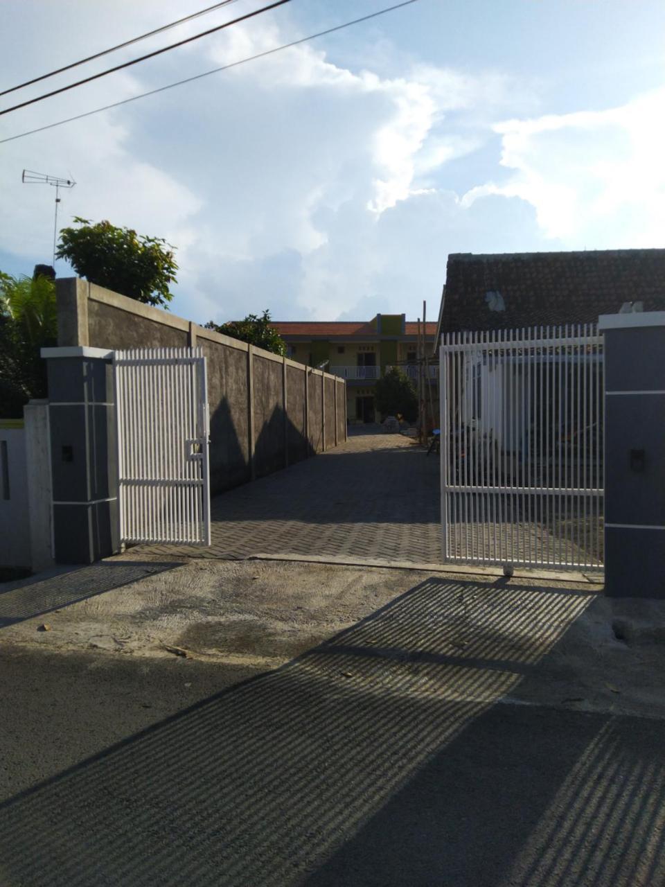 R3 Brawijaya Homestay Banyuwangi  Buitenkant foto