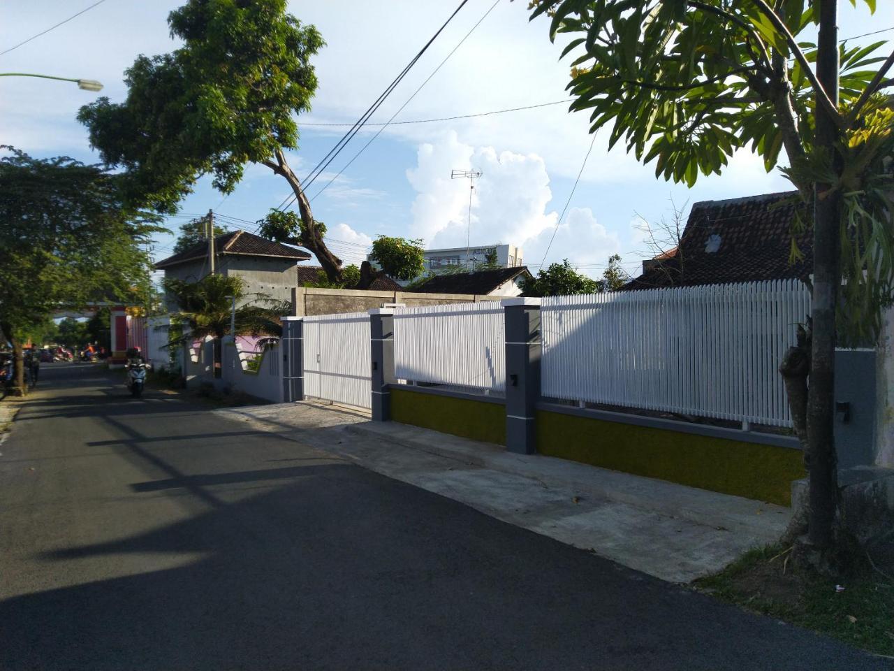 R3 Brawijaya Homestay Banyuwangi  Buitenkant foto